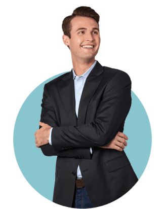 موظف في GES يضع ذراعيه ويبتسم.