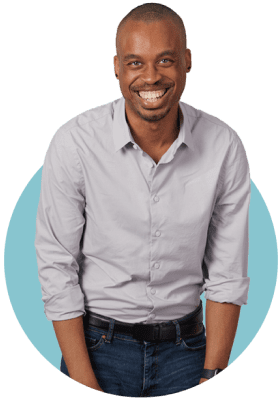 موظف في GES يضع يديه بجانبه، ويبتسم ابتسامة عريضة