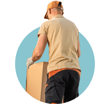 عامل يقوم بتعبئة مواد العارض للشحن.